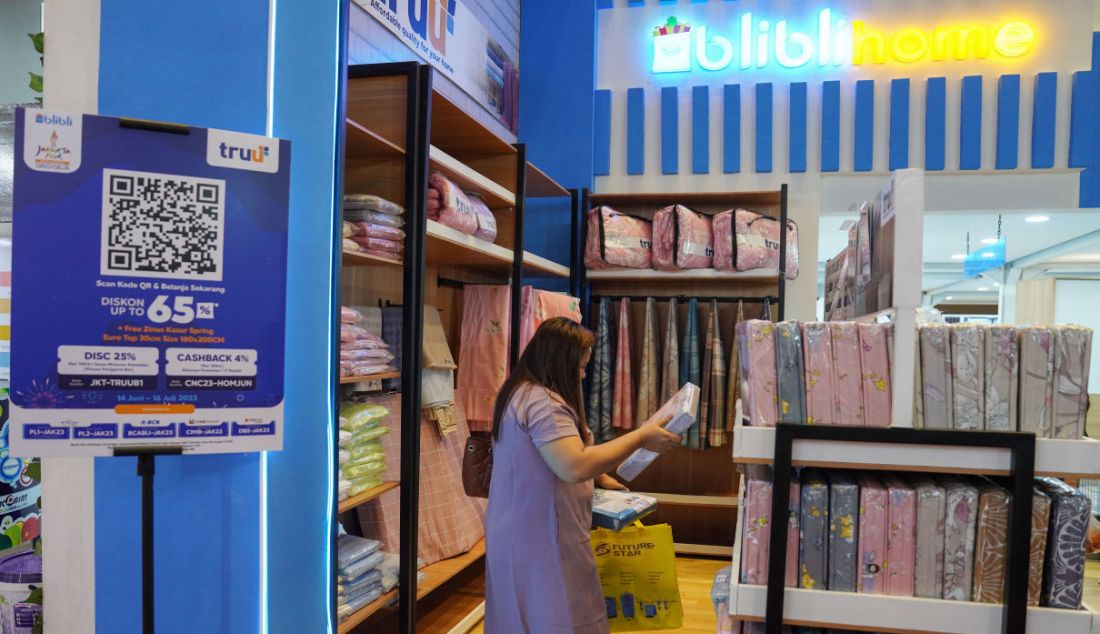 Pengunjung melihat perlengkapan rumah tangga di booth Blibli Hall B3 pada Pekan Raya Jakarta (PRJ) 2023 di JIEXPO Kemayoran, Jakarta (10/7). Blibli turut menyemarakkan Jakarta Fair Kemayoran 2023 dengan mengusung kemudahan belanja lewat intergrasi offline-to-online dengan menyediakan fitur Click & Collect untuk pembelian perlengkapan rumah tangga dan peralatan elektronik, serta kemudahan tukar Tambah bagi pengunjung. - JPNN.com