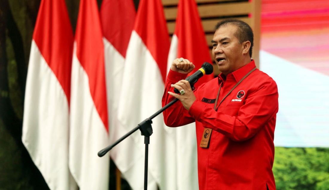 Ketua DPP Bidang Organisasi, Sukur Nababan mengikuti pelantikan pengurus organisasi sayap PDI Perjuangan Dewan Pimpinan Pusat Taruna Merah Putih (TMP), Jakarta, Selasa (11/7). - JPNN.com