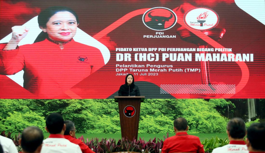 Ketua DPP PDIP Bidang Politik Puan Maharani saat melantik pengurus organisasi sayap PDI Perjuangan Dewan Pimpinan Pusat Taruna Merah Putih (TMP), Jakarta, Selasa (11/7). - JPNN.com