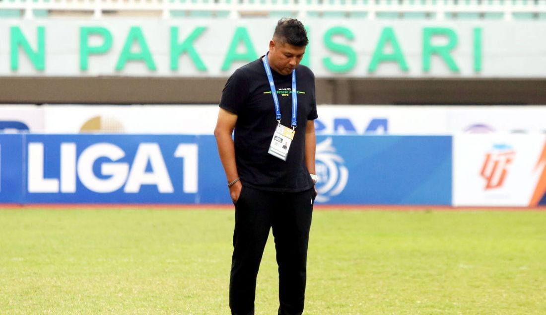 Pelatih Persikabo 1973 Aidil Sharin Bin Sahak tertunduk seusai anak asuhannya kalah melawan PSM Makassar pada laga BRI Liga 1 di Stadion Pakan Sari, Kabupaten Bogor, Jawa Barat, Jumat (14/7). Tuan rumah Persikabo 1973 kalah 0-1. - JPNN.com