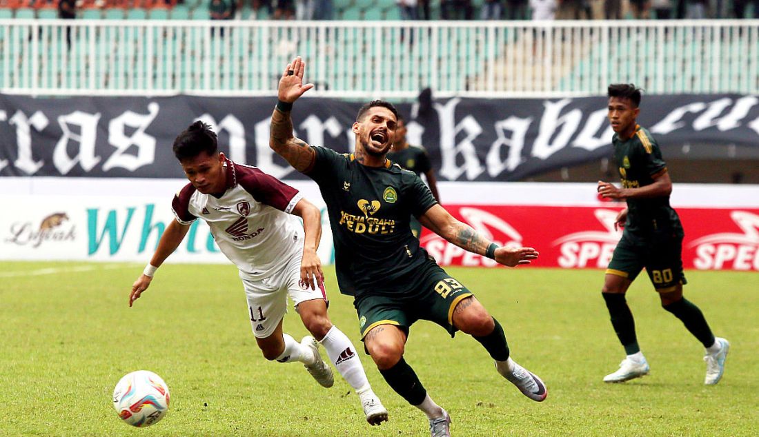 Pemain Persikabo 1973 Joao Pedro Oliveira Santos dijatuhkan pemain PSM Makassar Muh. Dzaki Saraf Huwaidi saat pertandingan di Stadion Pakan Sari, Kabupaten Bogor, Jawa Barat, Jumat (14/7). - JPNN.com