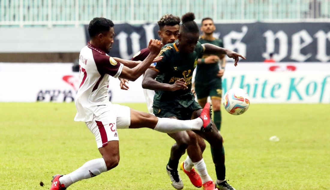 Pemain PSM Makassar Safrudin Tahar memotong bola dari penguasaan pemain Persikabo 1973 dalam laga BRI Liga 1 di Stadion Pakan Sari, Kabupaten Bogor, Jawa Barat, Jumat (14/7). Persikabo 1973 kalah dari lawannya 0-1. - JPNN.com