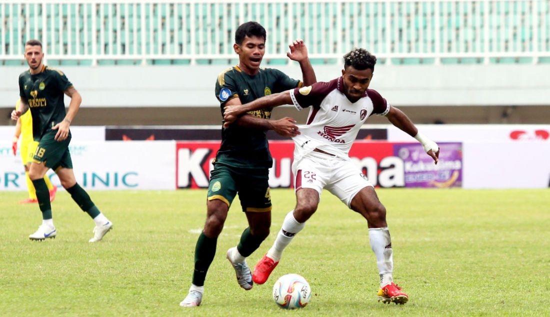 Pemain PSM Makassar Yacob Sayuri berebut bola dengan pemain Persikabo 1973 Syahrul R Lasinari. - JPNN.com