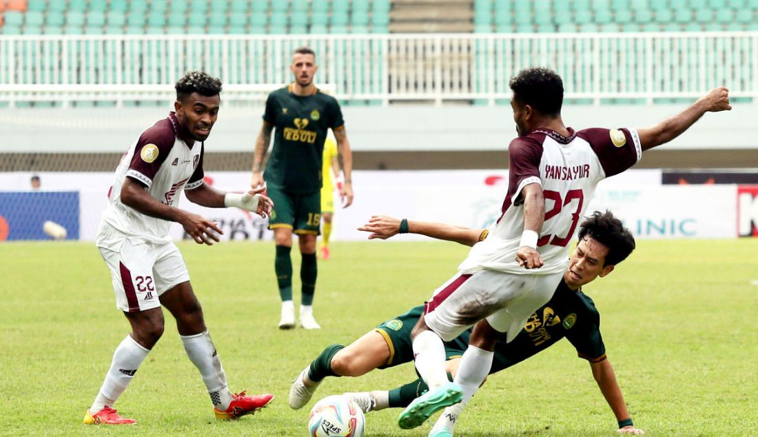 Pemain PSM Makassar Yance Sayuri berebut bola dengan pemain Persikabo 1973 Kaishu Yamazaki. - JPNN.com