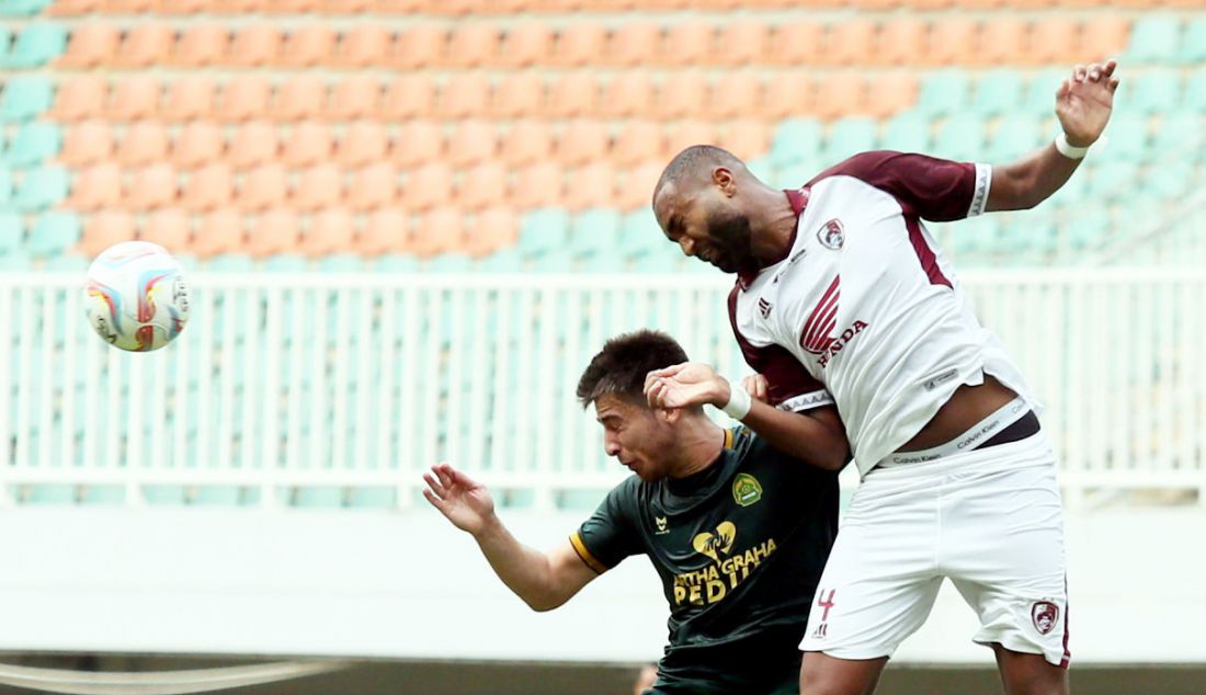 Pemain PSM Makassar Yuran Fernandes berebut bola dengan pemain Persikabo 1973 Rafael Conrado Prudente saat pertandingan di Stadion Pakan Sari, Kabupaten Bogor, Jawa Barat, Jumat (14/7). - JPNN.com