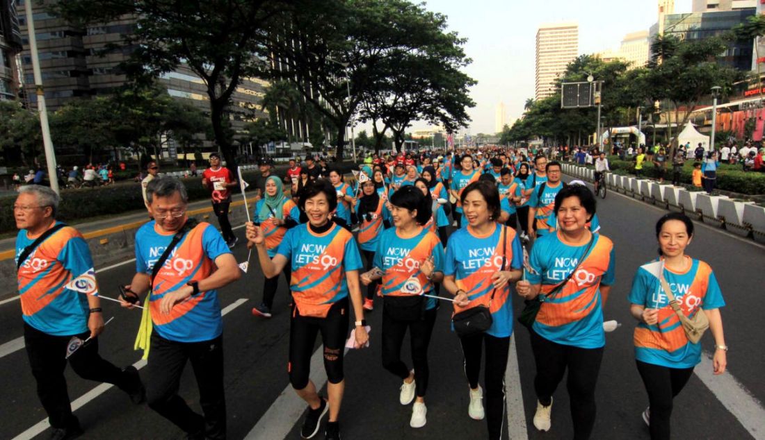 Peserta mengikuti kegiatan fun walk di kawasan FX Sudirman, Jakarta, Minggu (16/7). PT Asuransi Jiwa BCA (BCA Life) menggelar kegiatan fun walk bertajuk Now Lets Go Ultima Race 2023 dalam rangka memperingati HUT ke-9 BCA Life sebagai upaya mengajak masyarakat untuk menjaga kesehatan dan keuangan keluarga. - JPNN.com