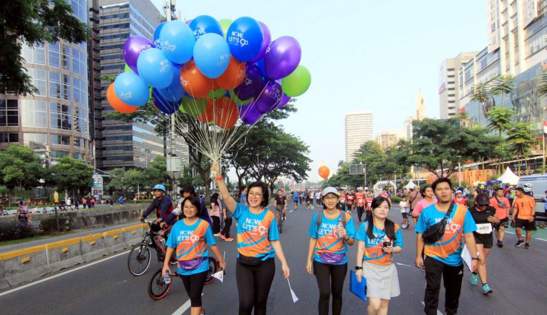 Peserta mengikuti kegiatan fun walk di kawasan FX Sudirman, Jakarta, Minggu (16/7). PT Asuransi Jiwa BCA (BCA Life) menggelar kegiatan fun walk bertajuk Now Lets Go Ultima Race 2023 dalam rangka memperingati HUT ke-9 BCA Life sebagai upaya mengajak masyarakat untuk menjaga kesehatan dan keuangan keluarga. - JPNN.com