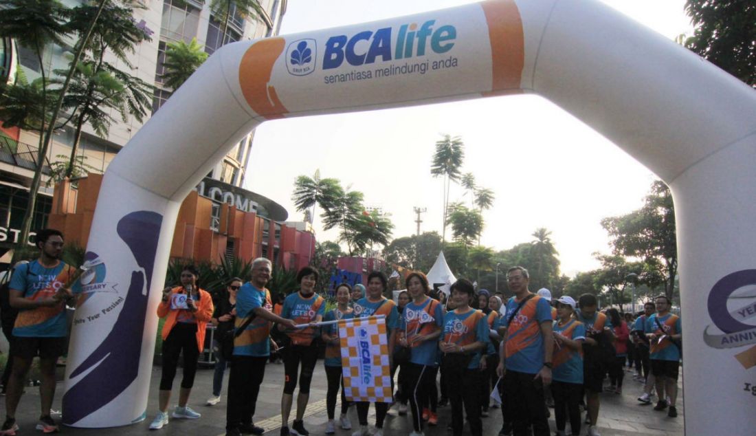 Peserta mengikuti kegiatan fun walk di kawasan FX Sudirman, Jakarta, Minggu (16/7). PT Asuransi Jiwa BCA (BCA Life) menggelar kegiatan fun walk bertajuk Now Lets Go Ultima Race 2023 dalam rangka memperingati HUT ke-9 BCA Life sebagai upaya mengajak masyarakat untuk menjaga kesehatan dan keuangan keluarga. - JPNN.com