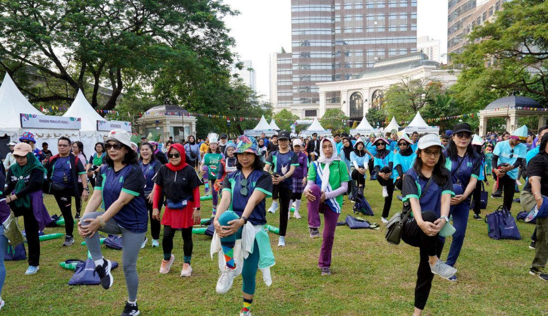 Peserta mengikuti kegiatan Fun Walk 'Semakin Hari Semakin Baik’ di Sampoerna Strategic Square, Jakarta, Minggu (16/7). Kegiatan dalam rangka hari jadi ke-38 bertujuan untuk meningkatkan kesadaran pentingnya menjaga kesehatan ini diikuti oleh karyawan, tenaga pemasar, nasabah, dan masyarakat umum. - JPNN.com