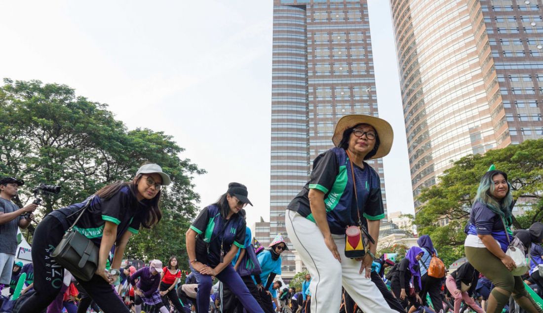 Peserta mengikuti kegiatan Fun Walk 'Semakin Hari Semakin Baik’ di Sampoerna Strategic Square, Jakarta, Minggu (16/7). Kegiatan dalam rangka hari jadi ke-38 bertujuan untuk meningkatkan kesadaran pentingnya menjaga kesehatan ini diikuti oleh karyawan, tenaga pemasar, nasabah, dan masyarakat umum. - JPNN.com