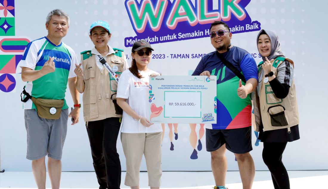 Wakil Ketua Yayasan Manulife Peduli, Ahmad Jamil (kedua kanan) dan pengurus menyerahkan hasil donasi senilai lebih dari Rp59 juta kepada perwakilan Kitaoneus, Maria pada acara Fun Walk 'Semakin Hari Semakin Baik’ di Sampoerna Strategic Square, Jakarta, Minggu (16/7). Kegiatan dalam rangka hari jadi ke-38 bertujuan untuk meningkatkan kesadaran pentingnya menjaga kesehatan ini diikuti oleh karyawan, tenaga pemasar, nasabah, dan masyarakat umum. - JPNN.com