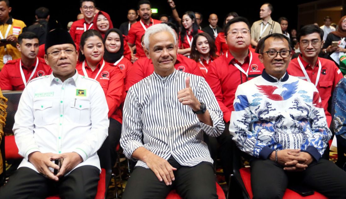 Bakal calon presiden dari PDIP Ganjar Pranowo (tengah) bersama Plt Ketua Umum PPP Mardiono (kiri) dan Sekjen Partai Perindo Ahmad Rofiq menghadiri pelatihan juru kampanye di Jakarta, Senin (17/7). Pelatihan itu bertujuan untuk memantapkan komunikasi politik para juru kampanye untuk memenangkan Ganjar Pranowo pada Pemilu Presiden 2024. - JPNN.com