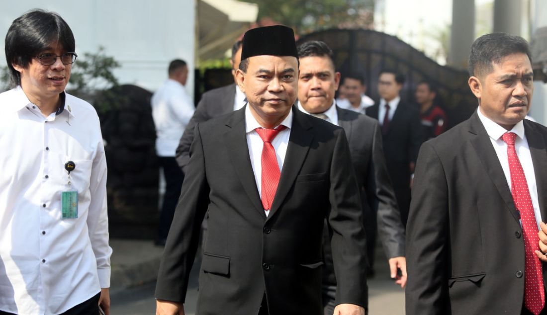 Budi Arie Setiadi berjalan di Kompleks Istana Kepresidenan Jakarta, Senin (17/7), seusai dilantik oleh Presiden Joko Widodo menjadi menteri komunikasi dan informatika (menkominfo) menggantikan Johnny G Plate. Sebelum dilantik menjadi menkominfo, Budi Arie yang juga ketua umum Projo merupakan wakil menteri desa, pembangunan daerah tertinggal dan transmigrasi. - JPNN.com