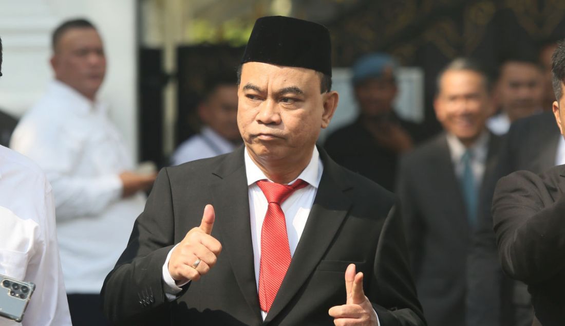 Budi Arie Setiadi mengacungkan jempolnya di Istana Negara, Jakarta, Senin (17/7), seusai dilantik oleh Presiden Joko Widodo menjadi menteri komunikasi dan informatika (menkominfo) menggantikan Johnny G Plate. Sebelum dilantik menjadi menkominfo, Budi Arie yang juga ketua umum Projo merupakan wakil menteri desa, pembangunan daerah tertinggal dan transmigrasi. - JPNN.com