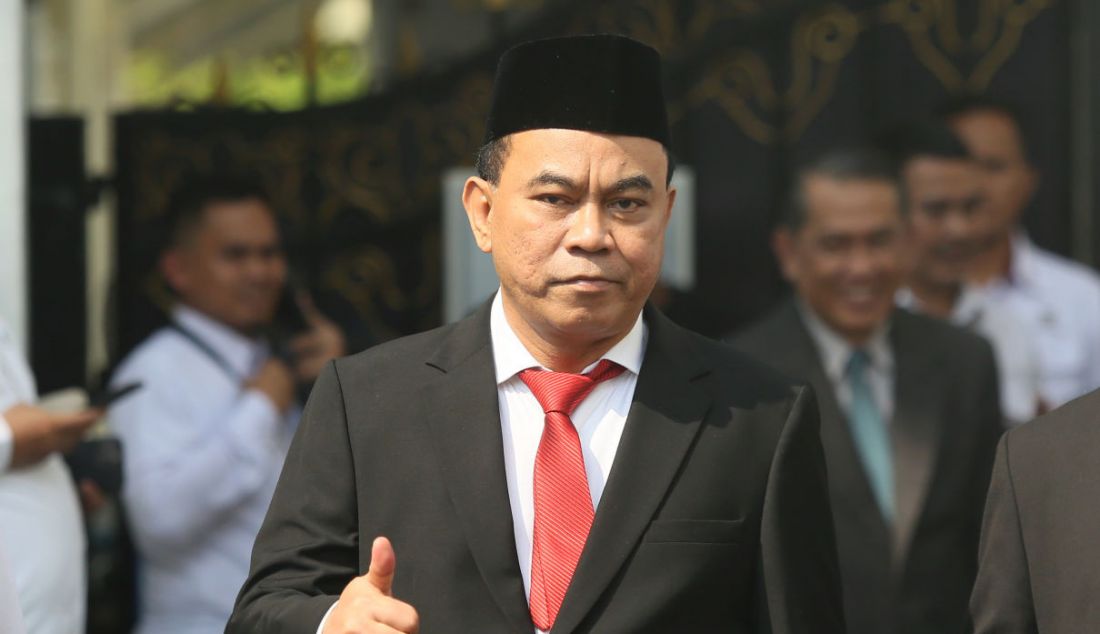 Budi Arie Setiadi mengacungkan jempolnya di Istana Negara, Jakarta, Senin (17/7), seusai dilantik oleh Presiden Joko Widodo menjadi menteri komunikasi dan informatika (menkominfo) menggantikan Johnny G Plate. Sebelum dilantik menjadi menkominfo, Budi Arie yang juga ketua umum Projo merupakan wakil menteri desa, pembangunan daerah tertinggal dan transmigrasi. - JPNN.com