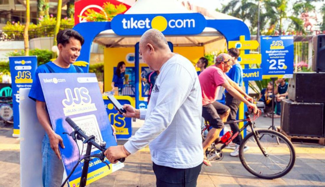 Sepanjang bulan Juli, tiket.com gelar kampanye Jalan Jalan Sale (JJS). JJS dikemas dengan berbeda dari promo tiket.com lainnya. Hadir di kawasan Car Free Day Jakarta, sobat tiket dapat mengunjungi booth tiket.com di area FX Sudirman dan mendapatkan langsung kode promo untuk diskon hotel & vila sambil menikmati hiburan musik dan permainan seru berhadiah jutaan rupiah. Jangan lewatkan, JJS masih akan menyapa warga Jakarta saat Car Free Day Jakarta pada 30 Juli 2023. - JPNN.com