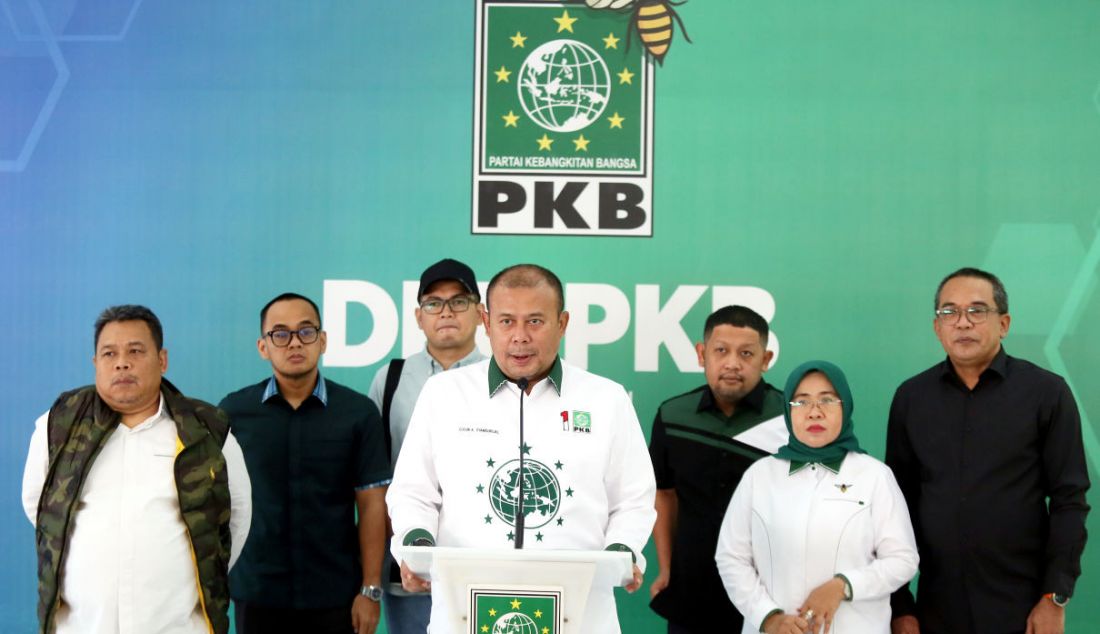 Ketua Fraksi PKB DPR RI Cucun Ahmad Sjamsurijal (tengah) didampingi jajaran pengurus partai menyampaikan keterangan kepada wartawan terkait acara puncak hari lahir (Harlah) ke-25 Partai Kebangkitan Bangsa (PKB) di Jakarta, Kamis (20/7). Puncak Harlah PKB akan berlangsung pada Minggu, 23 Juli 2023 di Stadion Manahan Solo, Jawa Tengah, dengan dihadiri Presiden Joko Widodo, pimpinan-pimpinan partai-partai politik lain, dan 50.000 kader serta simpatisan PKB. - JPNN.com