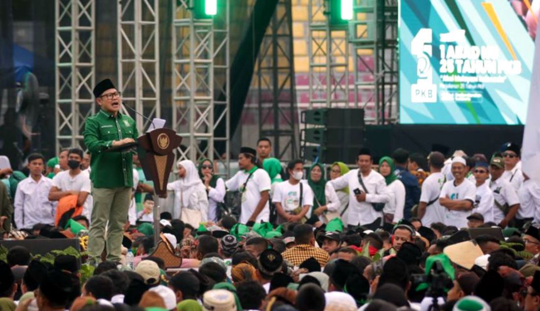 Ketum PKB Muhaimin Iskandar memberikan pidato pada peringatan harlah ke-25 PKB di Stadion Manahan, Solo, Jawa Tengah, Minggu (23/7). Acara Harlah ke-25 PKB yang dihadiri puluhan ribu kader dari berbagai kota di Indonesia tersebut sebagai momentum untuk konsolidasi kekuatan jelang Pemilu 2024. - JPNN.com