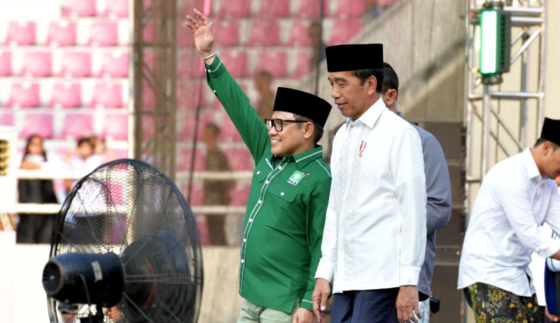Presiden Joko Widodo bersama ketum PKB Muhaimin Iskandar menghadiri Harlah ke-25 PKB di Stadion Manahan, Solo, Jawa Tengah, Minggu (23/7). Acara Harlah ke-25 PKB yang dihadiri puluhan ribu kader dari berbagai kota di Indonesia tersebut sebagai momentum untuk konsolidasi kekuatan jelang Pemilu 2024. - JPNN.com