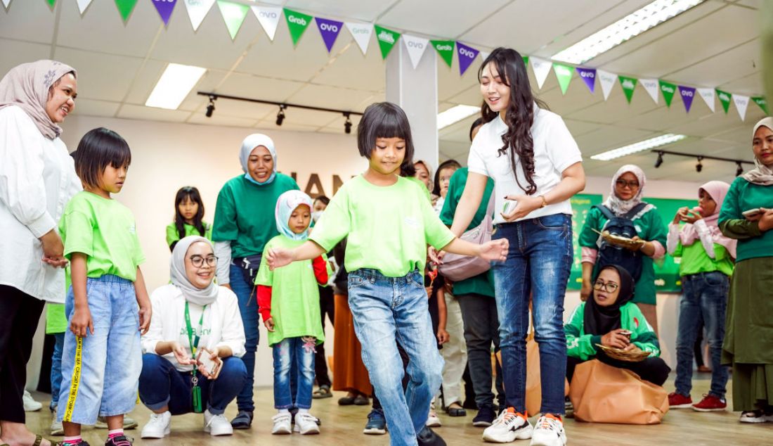 Mitra pengemudi Grab dan anak-anak mengikuti kegiatan di Grab Excellence Center (GEC), Jakarta, Sabtu (22/7). Memperingati Hari Anak Nasional yang jatuh pada 23 Juli setiap tahunnya, Grab Indonesia berkolaborasi dengan Eagle membagikan ribuan sepatu edisi terbatas (limited edition) untuk anak-anak Mitra Pengemudi di 11 kota Indonesia. - JPNN.com