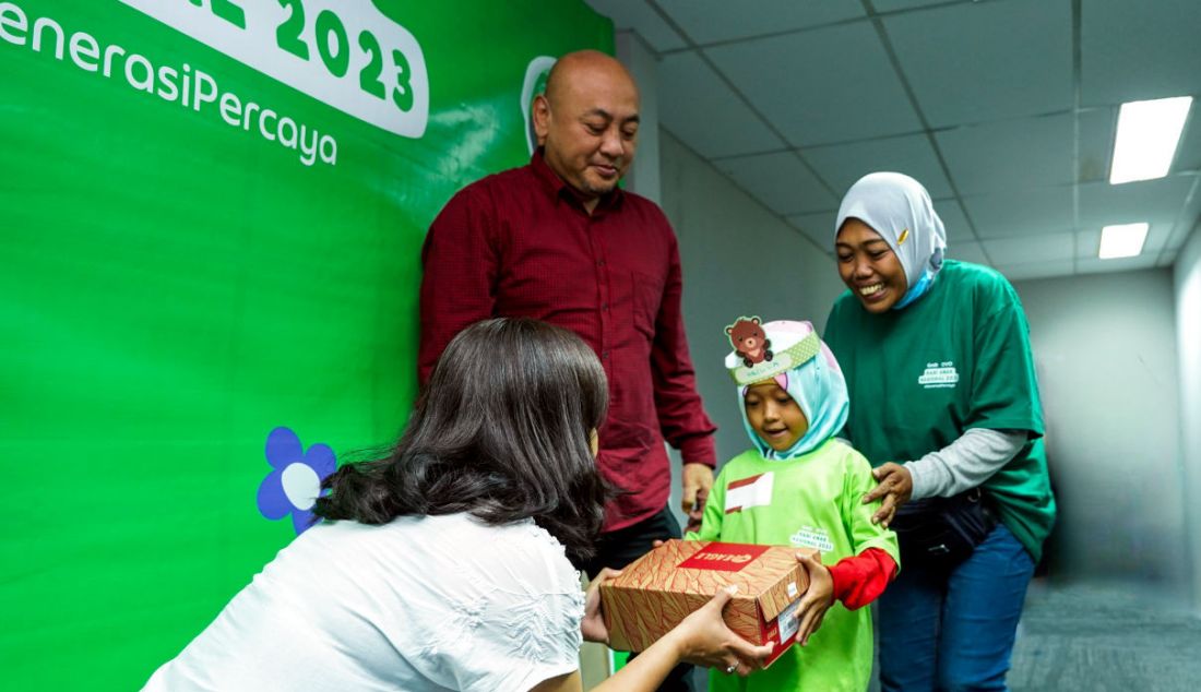 Perwakilan manajemen Grab Indonesia menyerahkan sepatu limited edition berdesain khusus untuk perwakilan mitra pengemudi Grab di Grab Excellence Center (GEC), Jakarta, Sabtu (22/7). Memperingati Hari Anak Nasional yang jatuh pada 23 Juli setiap tahunnya, Grab Indonesia berkolaborasi dengan Eagle membagikan ribuan sepatu edisi terbatas (limited edition) untuk anak-anak Mitra Pengemudi di 11 kota Indonesia. - JPNN.com