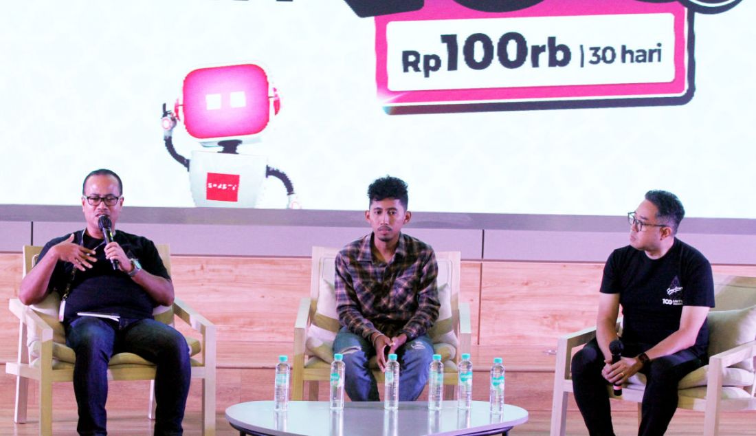 Kiri: Chief Marketing Officer SmartfrenSukaca Purwokardjono, Video Content Creator Arsal Bahtiar dan Chief Brand Officer Smartfren Roberto Saputra saat peluncuran paket kuota 100 GB, Jakarta, Selasa (25/7). Guna mendukung generasi digital berkarya, Smartfren memperkenalkan paket Kuota 100 GB dengan harga Rp100 ribu. Harapannya paket ini dapat mengobarkan semangat anak-anak muda Indonesia dalam berkarya dan mengukir prestasi dengan memanfaatkan teknologi digital. - JPNN.com