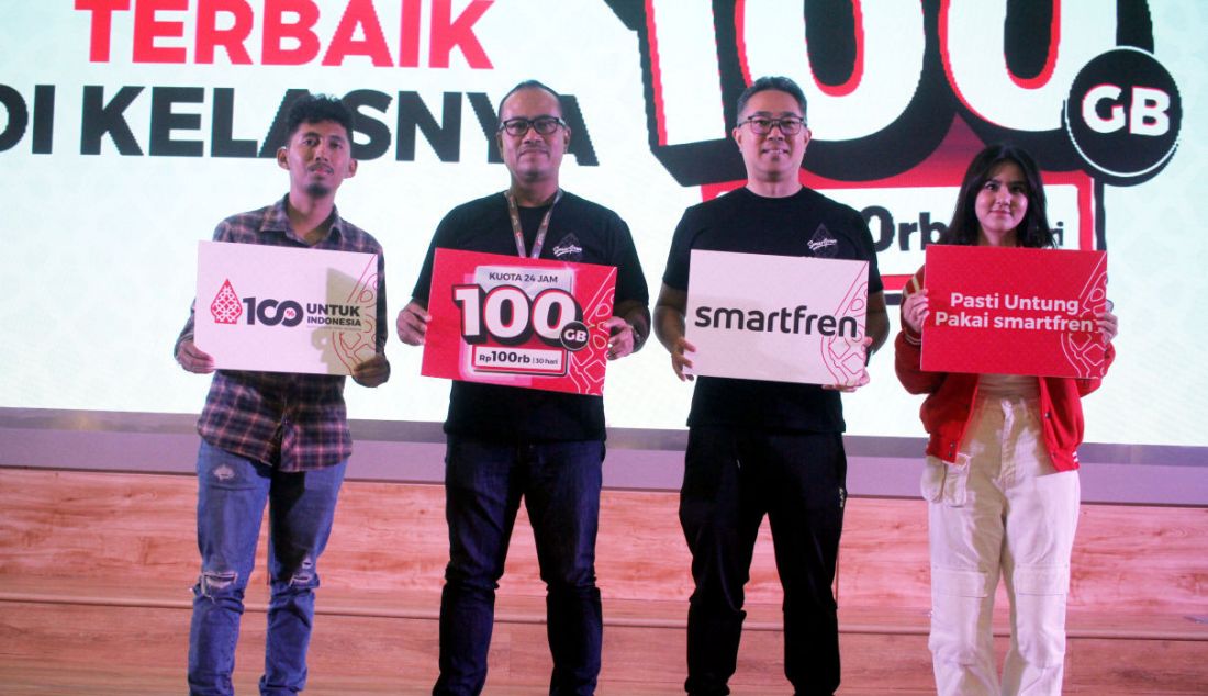 Kiri: Video Content Creator Arsal Bahtiar, Chief Marketing Officer SmartfrenSukaca Purwokardjono, Chief Brand Officer Smartfren Roberto Saputra, dan Kreator Digital & BA Onic Esports, Anisa Rahim seusai konferensi pers peluncuran paket kuota 100 GB, Jakarta, Selasa (25/7). Guna mendukung generasi digital berkarya, Smartfren memperkenalkan paket Kuota 100 GB dengan harga Rp100 ribu. Harapannya paket ini dapat mengobarkan semangat anak-anak muda Indonesia dalam berkarya dan mengukir prestasi dengan memanfaatkan teknologi digital. - JPNN.com