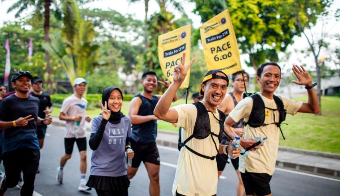 Para peserta Maybank Marathon 2023 berlari bersama di Car Free Day (23/7) untuk persiapan fisik menuju Maybank Marathon 2023 di Bali Safari & Marine Park Gianyar. Terdapat rangkaian pelatihan dan edukasi yang meliputi program latihan lari, mulai dari sesi lari pemanasan hingga lari jarak jauh (long run), strength training, running clinic, pengaturan asupan nutrisi dan waktu istirahat. Rangkaian ini juga melibatkan pelatih lari (coach) yang berpengalaman di bidang sport recovery & mobility. - JPNN.com