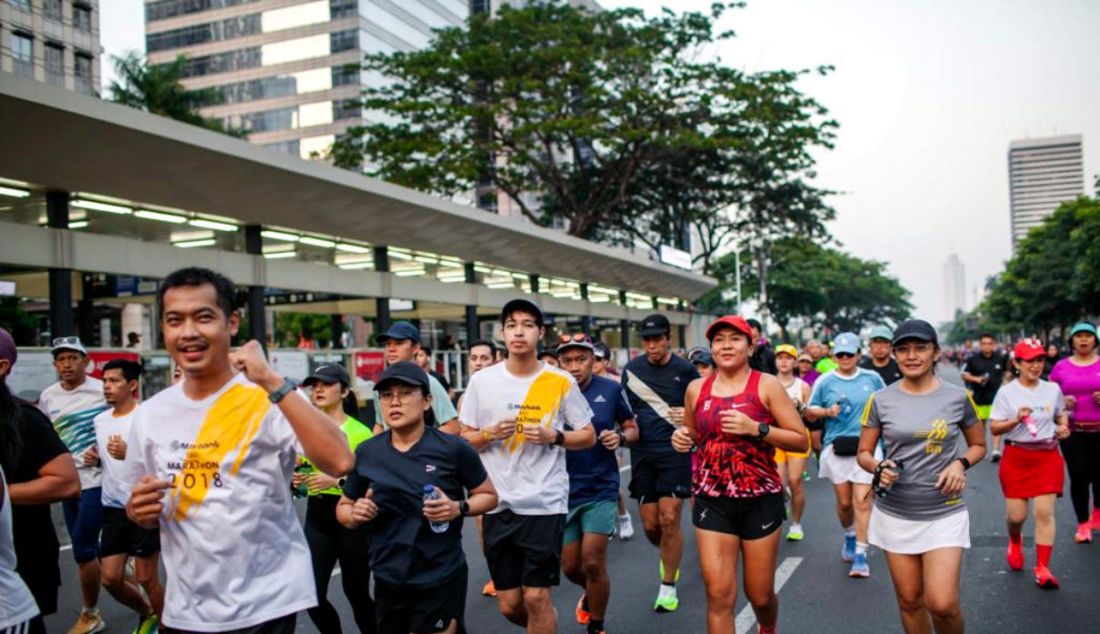 Para peserta Maybank Marathon 2023 berlari bersama di Car Free Day (23/7) untuk persiapan fisik menuju Maybank Marathon 2023 di Bali Safari & Marine Park Gianyar. Terdapat rangkaian pelatihan dan edukasi yang meliputi program latihan lari, mulai dari sesi lari pemanasan hingga lari jarak jauh (long run), strength training, running clinic, pengaturan asupan nutrisi dan waktu istirahat. Rangkaian ini juga melibatkan pelatih lari (coach) yang berpengalaman di bidang sport recovery & mobility. - JPNN.com