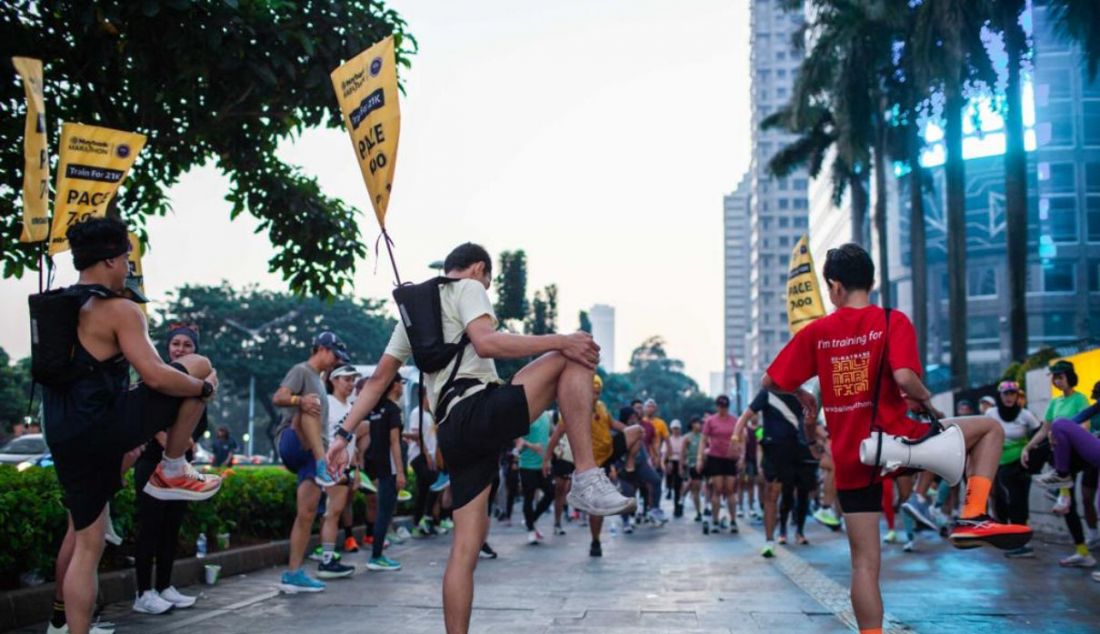 Para peserta Maybank Marathon 2023 berlari bersama di Car Free Day (23/7) untuk persiapan fisik menuju Maybank Marathon 2023 di Bali Safari & Marine Park Gianyar. Terdapat rangkaian pelatihan dan edukasi yang meliputi program latihan lari, mulai dari sesi lari pemanasan hingga lari jarak jauh (long run), strength training, running clinic, pengaturan asupan nutrisi dan waktu istirahat. Rangkaian ini juga melibatkan pelatih lari (coach) yang berpengalaman di bidang sport recovery & mobility. - JPNN.com