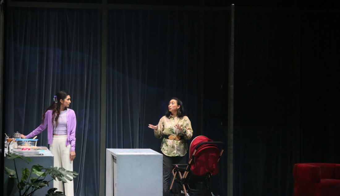 Sejumlah pemain saat pementasan teater Ariyah dari Jembatan Ancol di Taman Ismail Marzuki, Jakarta, Rabu (26/7). Pementasan ini diproduksi Titimangasa bersama Bakti Budaya Djarum Foundation mengangkat legenda urban Si Manis Jembatan Ancol yang menjadi tokoh utama yaitu Ariyah dengan dibintangi Chelsea Islan, Mikha Tambayong, Ario Bayu, Gusty Pratama, Lucky Moniaga, Derry Oktami, Sarah Tjia, Rahayu Saraswati, Ririn Ekawati, Joind Bayuwinanda, Josh Marcy dan Siko Setyanto. - JPNN.com