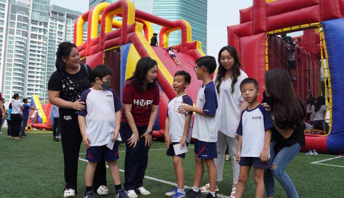 School System Coordinator HOPE Academy, Wiginy Kusliawan (ketiga kiri) berbincang dengan anak-anak dan orang tua murid saat acara HOPE Academy 