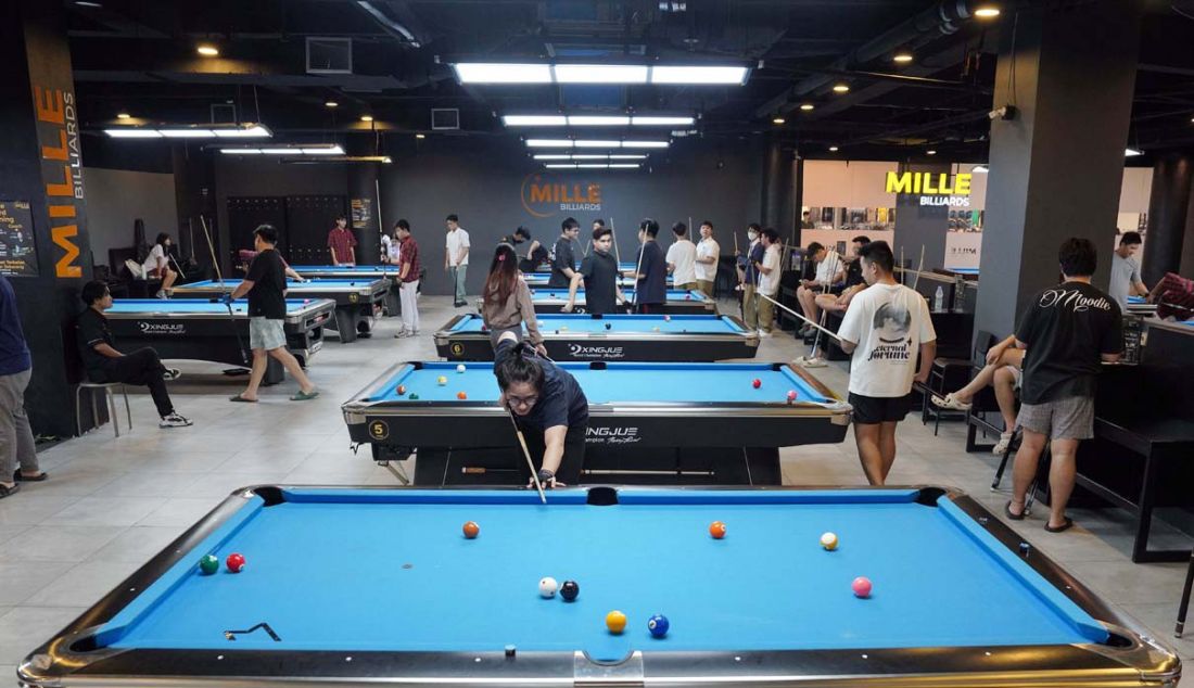 Pengunjung bermain biliar di wahana Mille Billiards, Pluit Village, Jakarta, Sabtu (29/7). Sejumlah pusat perbelanjaan membuat konsep dan strategi baru untuk menarik pengunjung seiring telah dicabutnya status pandemi Covid-19. Salah satunya adalah Pluit Village yang mengubah konsepnya dari shopping mall menjadi entertainment mall. - JPNN.com