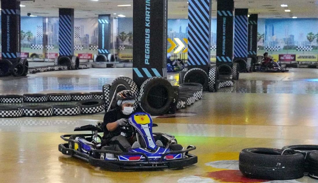 Pengunjung bermain gokart di wahana Pegasus Karting, Pluit Village, Jakarta, Sabtu (29/7). Pluit Village mengubah konsepnya dari shopping mall menjadi entertainment mall. - JPNN.com