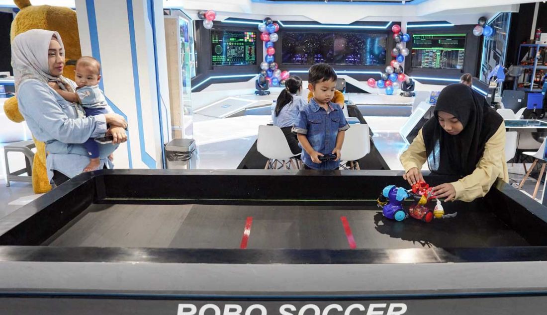 Pengunjung bermain robo soccer di wahana Robopark, Pluit Village, Jakarta, Sabtu (29/7). Pluit Village mengubah konsepnya dari shopping mall menjadi entertainment mall - JPNN.com