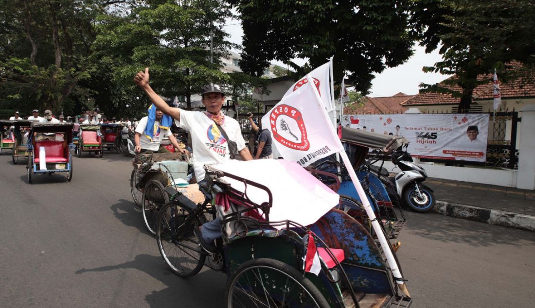 Ratusan tukang becak berkumpul mendeklarasikan dirinya mendukung Ganjar Pranowo di Gedung DPRD Kota Bogor, Jawa Barat, Minggu (30/7). Ratusan tukang becak dari berbagai pos di Kota Bogor mendukung Bacapres PDI Perjuangan Ganjar Pranowo yang dinilai humanis, agamais, dan dapat melanjutkan program Presiden Jokowi. - JPNN.com