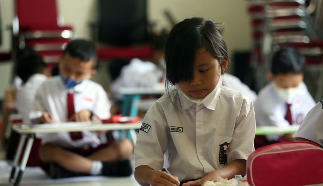 Sejumlah siswa SD mengikuti lomba mewarnai dalam rangka Hari Anak Nasional di RS Vania, Bogor, Jawa Barat, Senin (31/7). Kegiatan ini juga memberikan edukasi bagaimana menjaga kesehatan seperti memakai masker saat batuk, etika batuk, cuci tangan yang baik, melengkapi nutrisi sampai pada pemenuhan imunisasi pada anak, menjaga kebersihan dan kesehatan gigi sekaligus mengenalkan fasilitas kesehatan yang ada di RS Vania. - JPNN.com