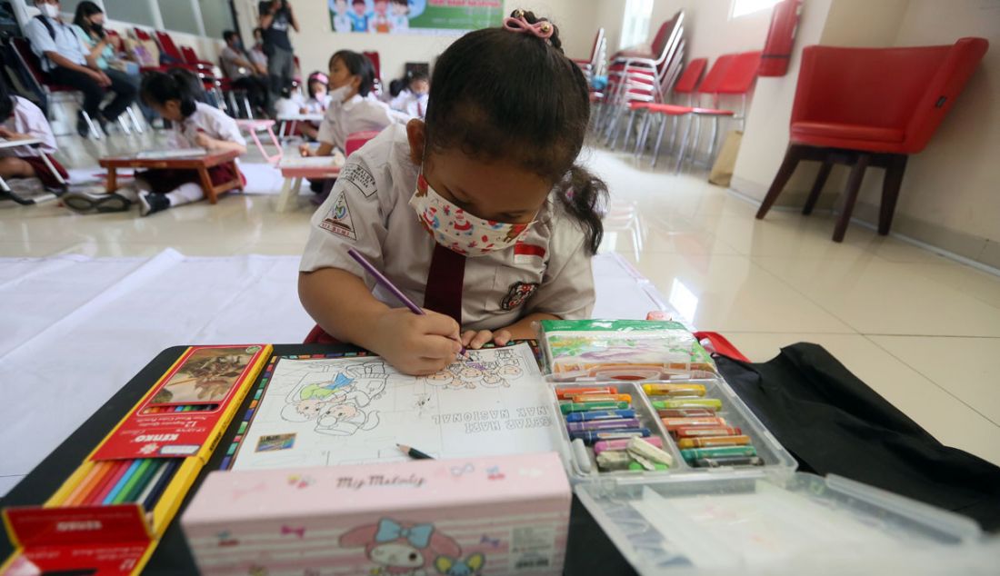 Sejumlah siswa SD mengikuti lomba mewarnai dalam rangka Hari Anak Nasional di RS Vania, Bogor, Jawa Barat, Senin (31/7). Kegiatan ini juga memberikan edukasi bagaimana menjaga kesehatan seperti memakai masker saat batuk, etika batuk, cuci tangan yang baik, melengkapi nutrisi sampai pada pemenuhan imunisasi pada anak, menjaga kebersihan dan kesehatan gigi sekaligus mengenalkan fasilitas kesehatan yang ada di RS Vania. - JPNN.com