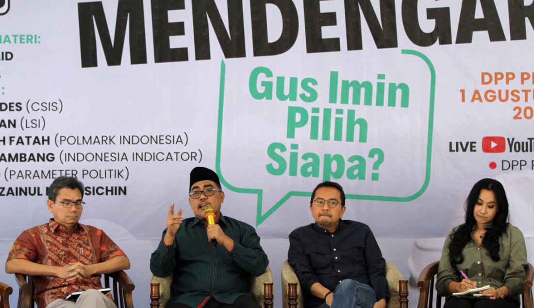 kiri: Peneliti LSI Djayadi Hanan, Waketum PKB Jazilul Fawaid, Wasekjen PKB Syaiful Huda dan Peneliti Indonesia Indicator Rustika Herlambang dalam diskusi PKB Mendengar dengan tema Gus Imin Pilih Siapa? di Kantor DPP PKB, Jakarta, Selasa (1/8). Jazilul menyinggung hubungan PKB dan Gerindra yang sudah berjalan selama sebelas bulan, tetapi belum ada kejelasan. - JPNN.com