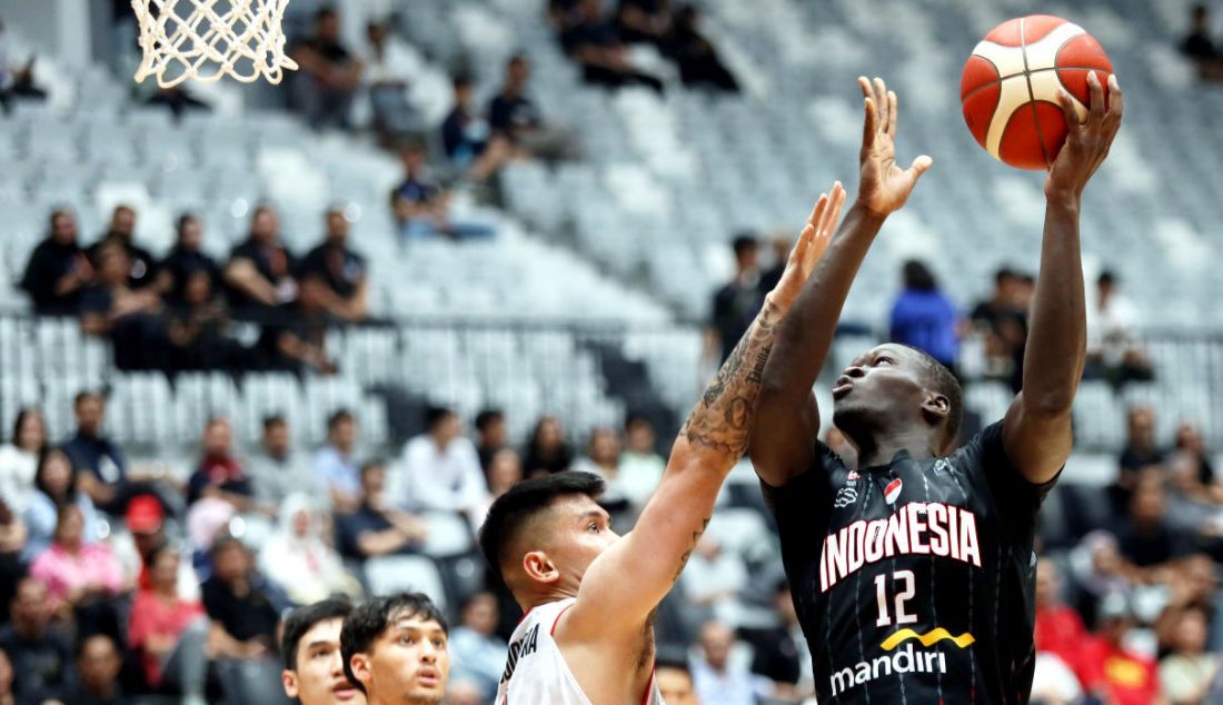 Pebasket Indonesia Patriot Dame Diagne (kanan) saat melakukan lay up dalam laga Indonesia International Basketball Invitational (IIBI) 2023 di Indonesia Arena, Senayan, Jakarta, Rabu (2/8). Timnas basket Indonesia menang atas Indonesia Patriots dengan skor akhir 82-56. - JPNN.com