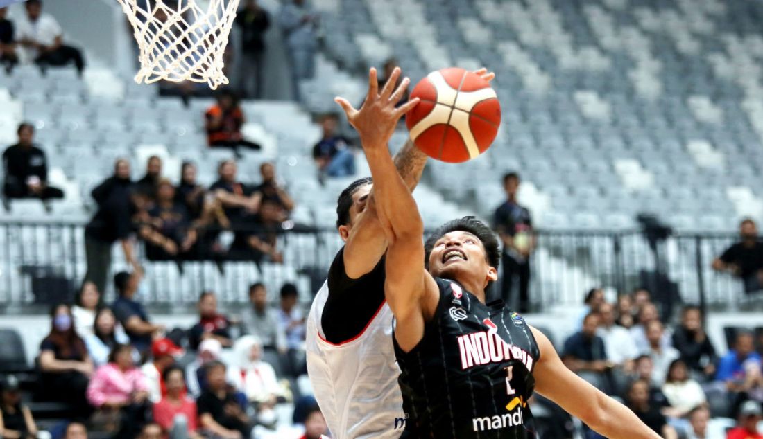 Pebasket Timnas Indonesia Derrick Michael Xzavierro (putih) saat memblok lay up pebasket Indonesia Patriot Fisyaful Amir dalam laga Indonesia International Basketball Invitational (IIBI) 2023 di Indonesia Arena, Senayan, Jakarta, Rabu (2/8). Timnas basket Indonesia menang atas Indonesia Patriots dengan skor akhir 82-56. - JPNN.com