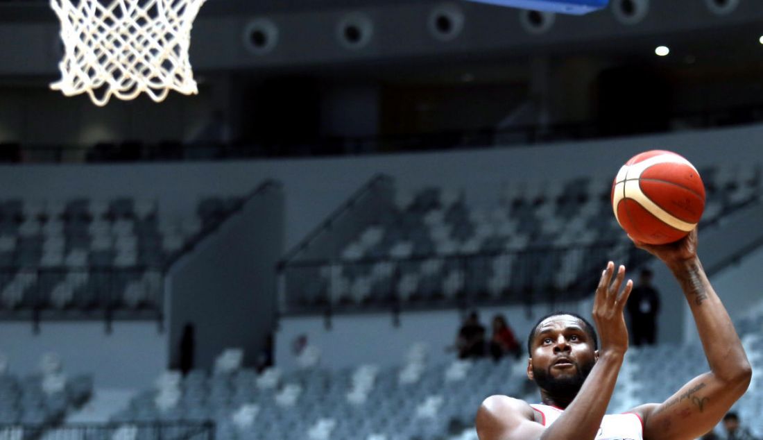 Pebasket Timnas Indonesia Marques Terrell Bolden saat melakukan tembakan ke ring dalam laga Indonesia International Basketball Invitational (IIBI) 2023 di Indonesia Arena, Senayan, Jakarta, Rabu (2/8). Timnas basket Indonesia menang atas Indonesia Patriots dengan skor akhir 82-56. - JPNN.com