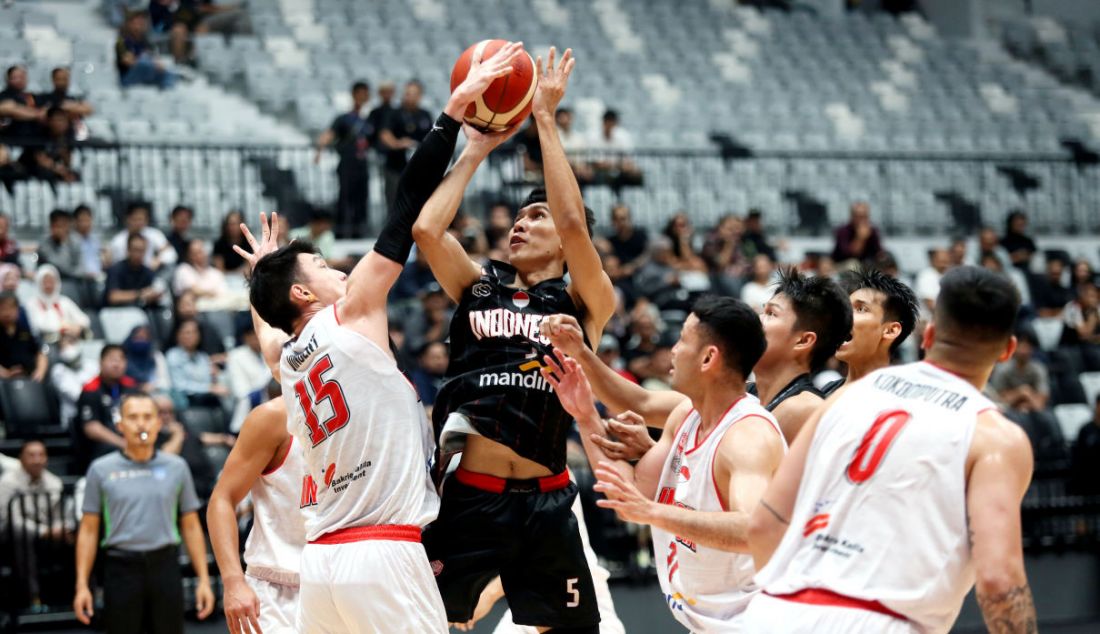 Pebasket Timnas Indonesia Vincent Rivaldi Kosasih (putih) saat memblok tembakan pebasket Indonesia Patriot Pandu Wiguna dalam laga Indonesia International Basketball Invitational (IIBI) 2023 di Indonesia Arena, Senayan, Jakarta, Rabu (2/8). Timnas basket Indonesia menang atas Indonesia Patriots dengan skor akhir 82-56. - JPNN.com