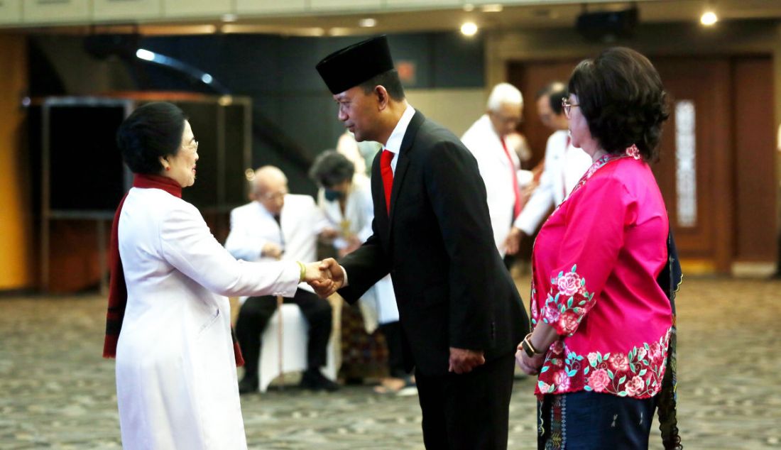 Ketua Dewan Pengarah Badan Riset dan Inovasi Nasional (BRIN) Megawati Soekarnoputri melantik Wakil Kepala BRIN Laksamana Madya (Laksdya) Amarulla Octavian di Gedung BRIN, Jakarta Pusat, Kamis (3/8). - JPNN.com