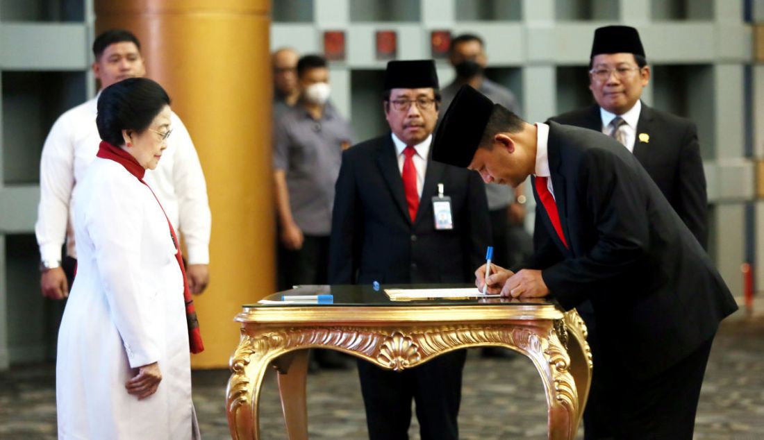 Ketua Dewan Pengarah Badan Riset dan Inovasi Nasional (BRIN) Megawati Soekarnoputri melantik Wakil Kepala BRIN Laksamana Madya (Laksdya) Amarulla Octavian di Gedung BRIN, Jakarta Pusat, Kamis (3/8). - JPNN.com