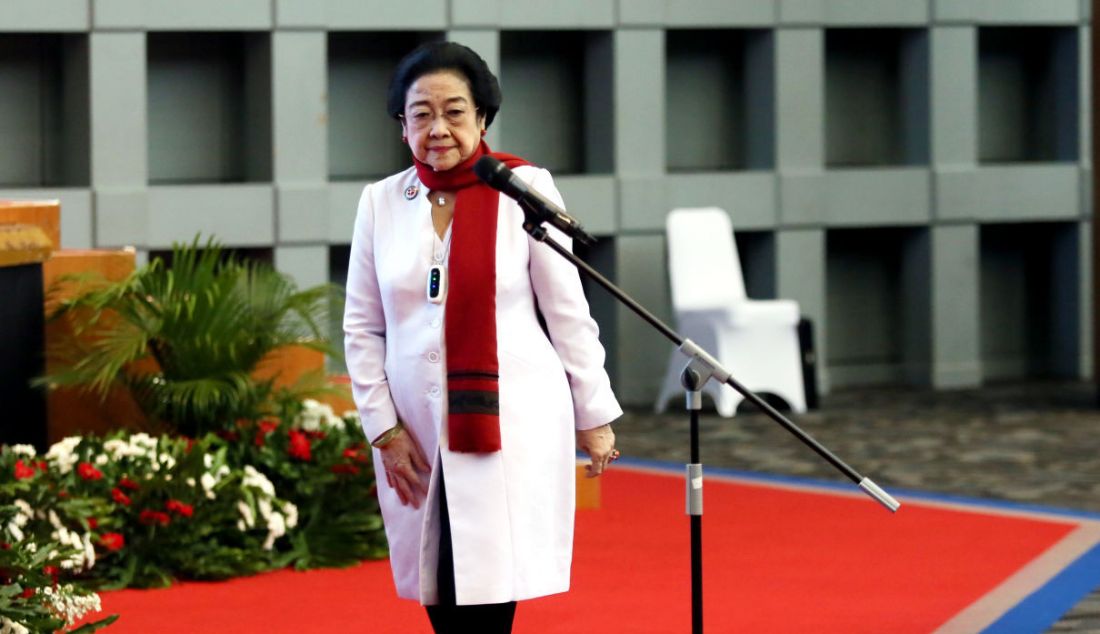 Ketua Dewan Pengarah Badan Riset dan Inovasi Nasional (BRIN) Megawati Soekarnoputri melantik Wakil Kepala BRIN Laksamana Madya (Laksdya) Amarulla Octavian di Gedung BRIN, Jakarta Pusat, Kamis (3/8). - JPNN.com