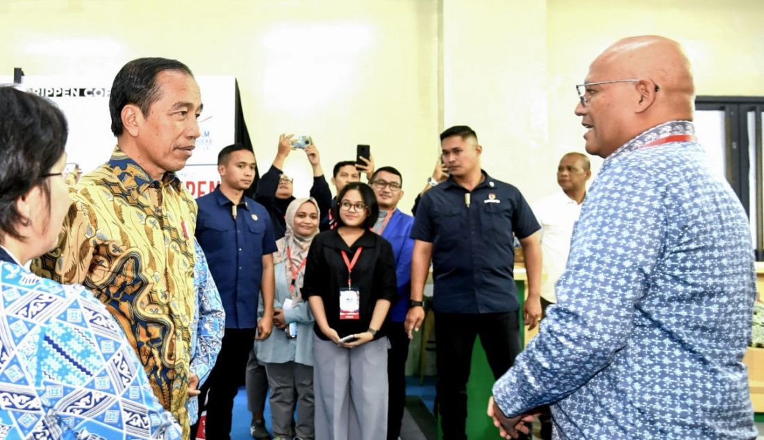 Presiden Joko Widodo mengunjungi stan Sampoerna Entrepreneurship Training Center (SETC), yaitu program pemberdayaan UMKM oleh PT HM Sampoerna Tbk. (Sampoerna) di bawah Payung Program Keberlanjutan “Sampoerna Untuk Indonesia”, di Festival Apindo UMKM Merdeka di Grand Indonesia, Jakarta, Senin (31/7). Presiden tampak berbincang-bincang dengan Kepala Urusan Eksternal Sampoerna, Ishak Danuningrat. - JPNN.com