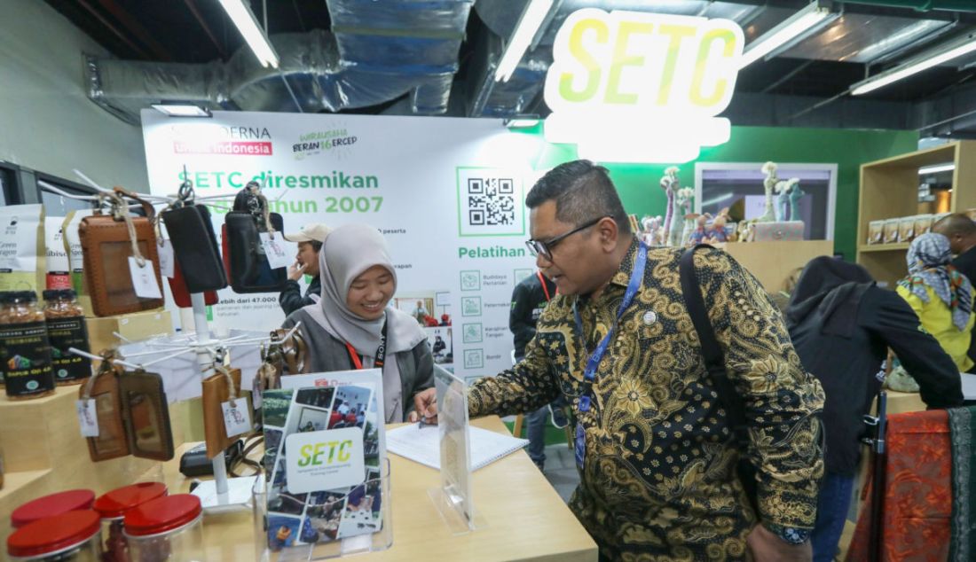 Seorang pengunjung Festival Apindo UMKM Merdeka di Grand Indonesia, Jakarta, Senin (31/7), mengunjungi stan Sampoerna Entrepreneurship Training Center (SETC), yaitu program pemberdayaan UMKM oleh PT HM Sampoerna Tbk. (Sampoerna) di bawah Payung Program Keberlanjutan “Sampoerna Untuk Indonesia”. - JPNN.com