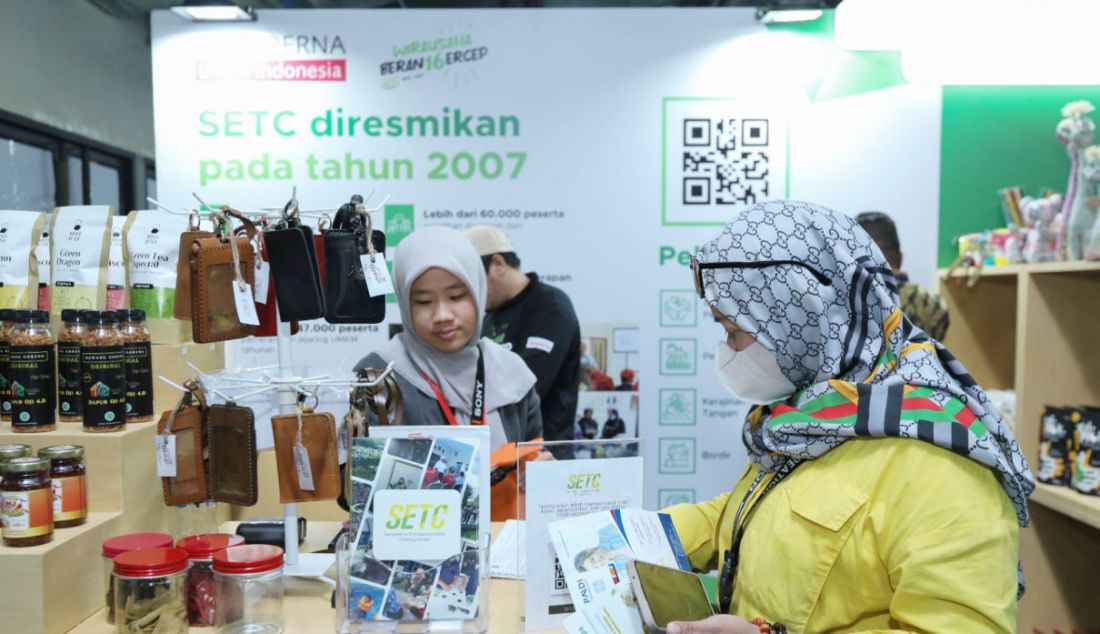 Seorang pengunjung Festival Apindo UMKM Merdeka di Grand Indonesia, Jakarta, Senin (31/7), tampak mempelajari berbagai program yang ditawarkan oleh Sampoerna Entrepreneurship Training Center (SETC), yaitu program pemberdayaan UMKM oleh PT HM Sampoerna Tbk. (Sampoerna) di bawah Payung Program Keberlanjutan “Sampoerna Untuk Indonesia”. - JPNN.com