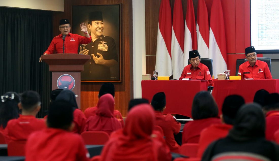 Sekjen DPP PDI Perjuangan Hasto Kristiyanto (kiri) didampingi Ketua DPP PDIP Bidang Ideologi dan Kaderisasi Djarot Saiful Hidayat (kanan) memberikan pengarahan kepada peserta pelatihan juru kampanye (jurkam) partai tingkat nasional dalam menghadapi Pemilu 2024 di Sekolah Partai DPP PDI Perjuangan, Jakarta, Sabtu (5/8). Pelatihan tersebut diikuti 100 peserta. - JPNN.com